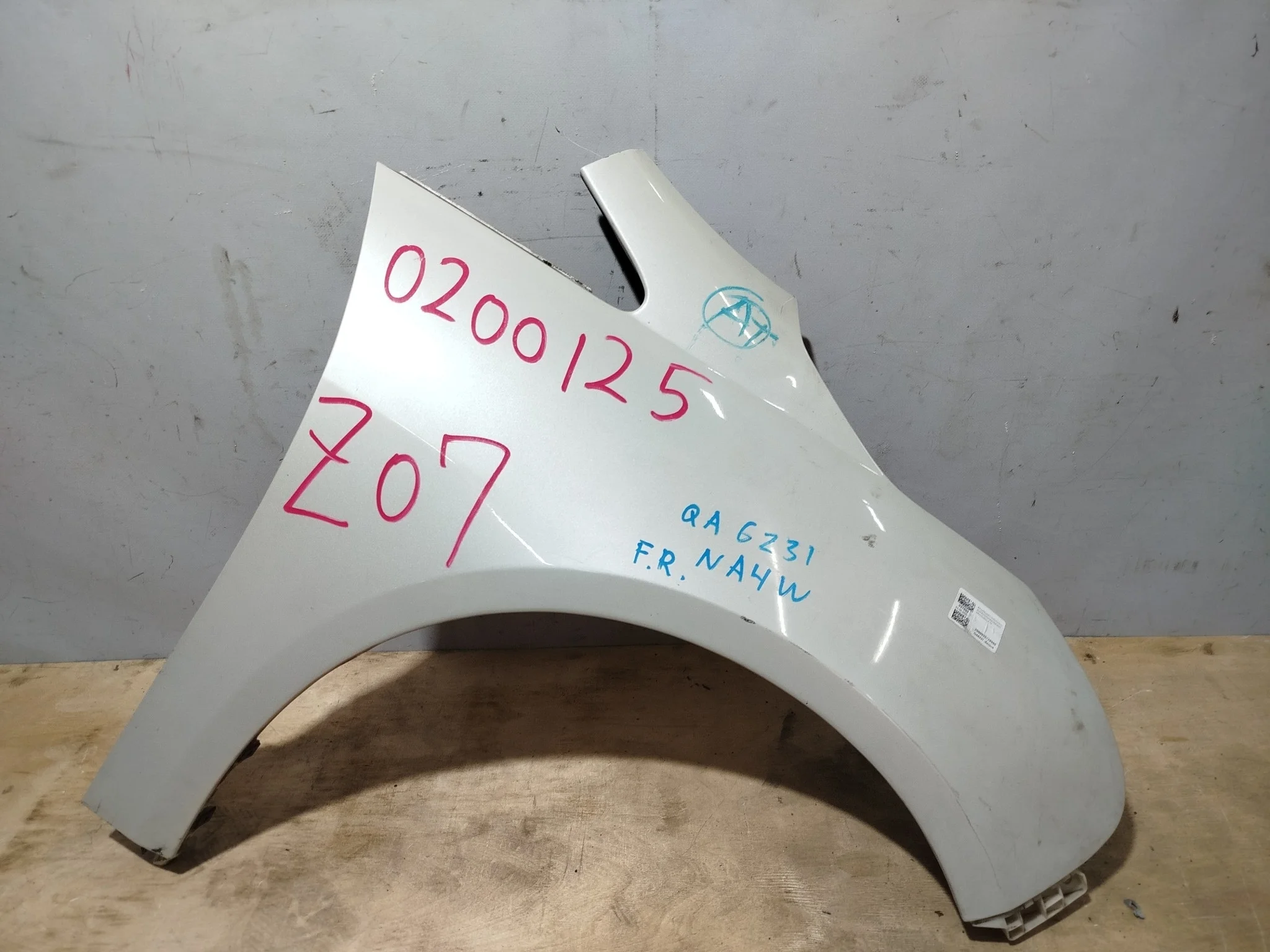 КРЫЛО MITSUBISHI GRANDIS NA4W NA8W MN150860 ПЕРЕДНЕЕ ПРАВОЕ белый, W23 QA6231