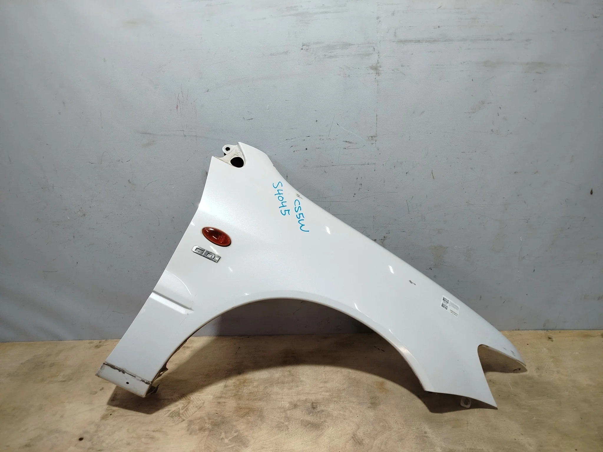 КРЫЛО MITSUBISHI MR555070 ПЕРЕД ПРАВО белый, W13 S4045