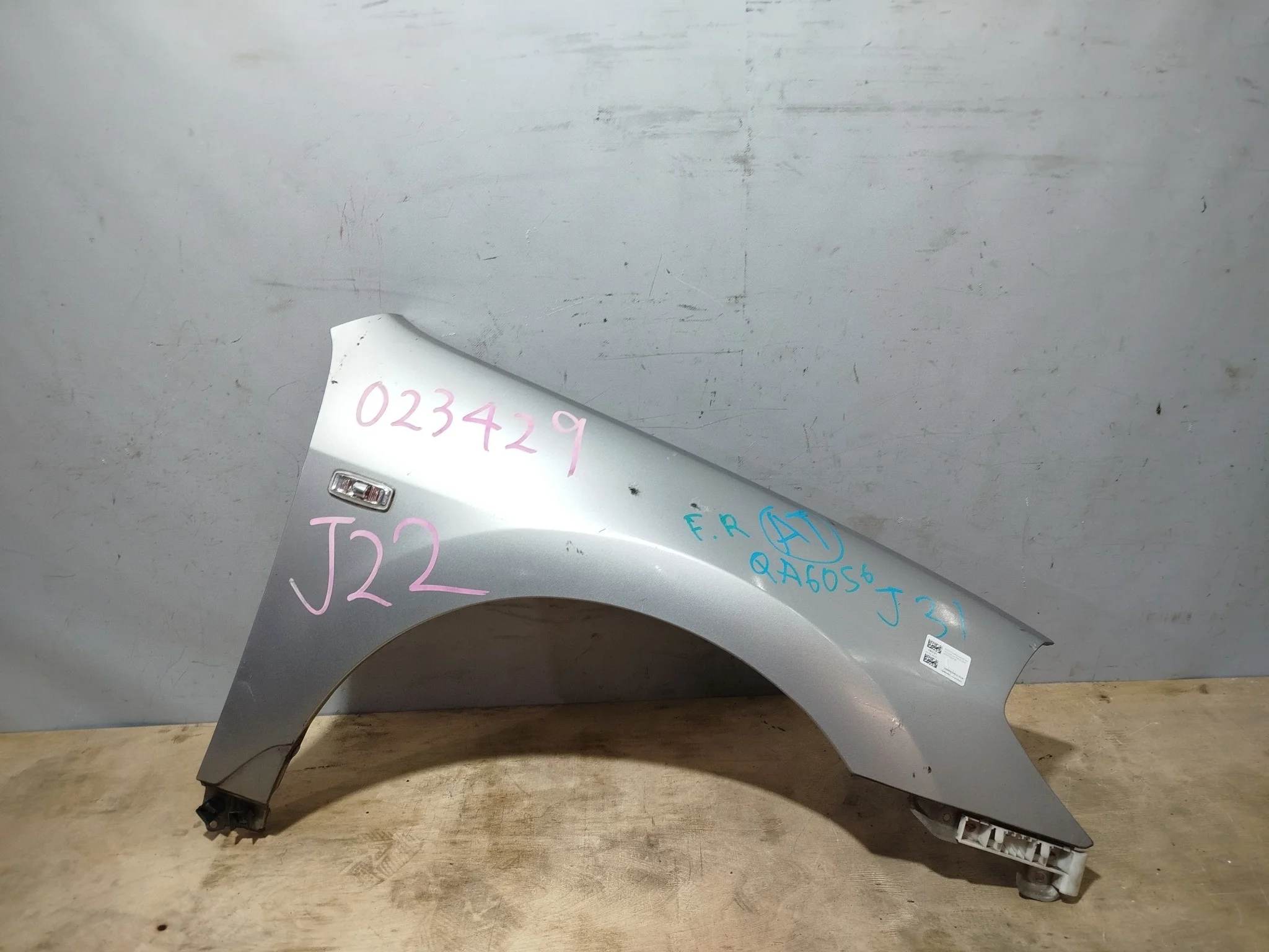 КРЫЛО NISSAN 631009Y035 ПЕРЕД ПРАВО серебро, KY0 QA6056