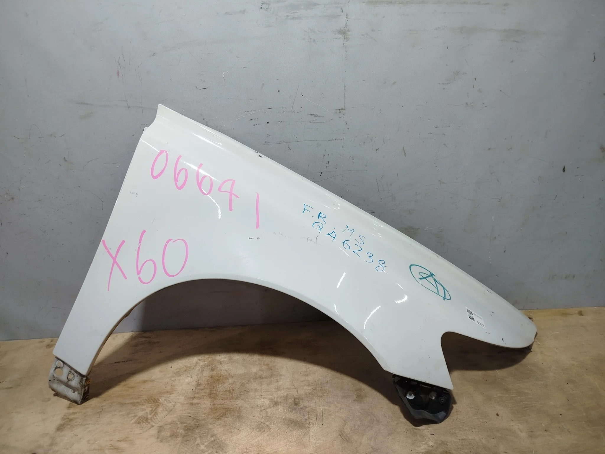 КРЫЛО VOLVO 31278845 ПЕРЕД ПРАВО белый QA6238