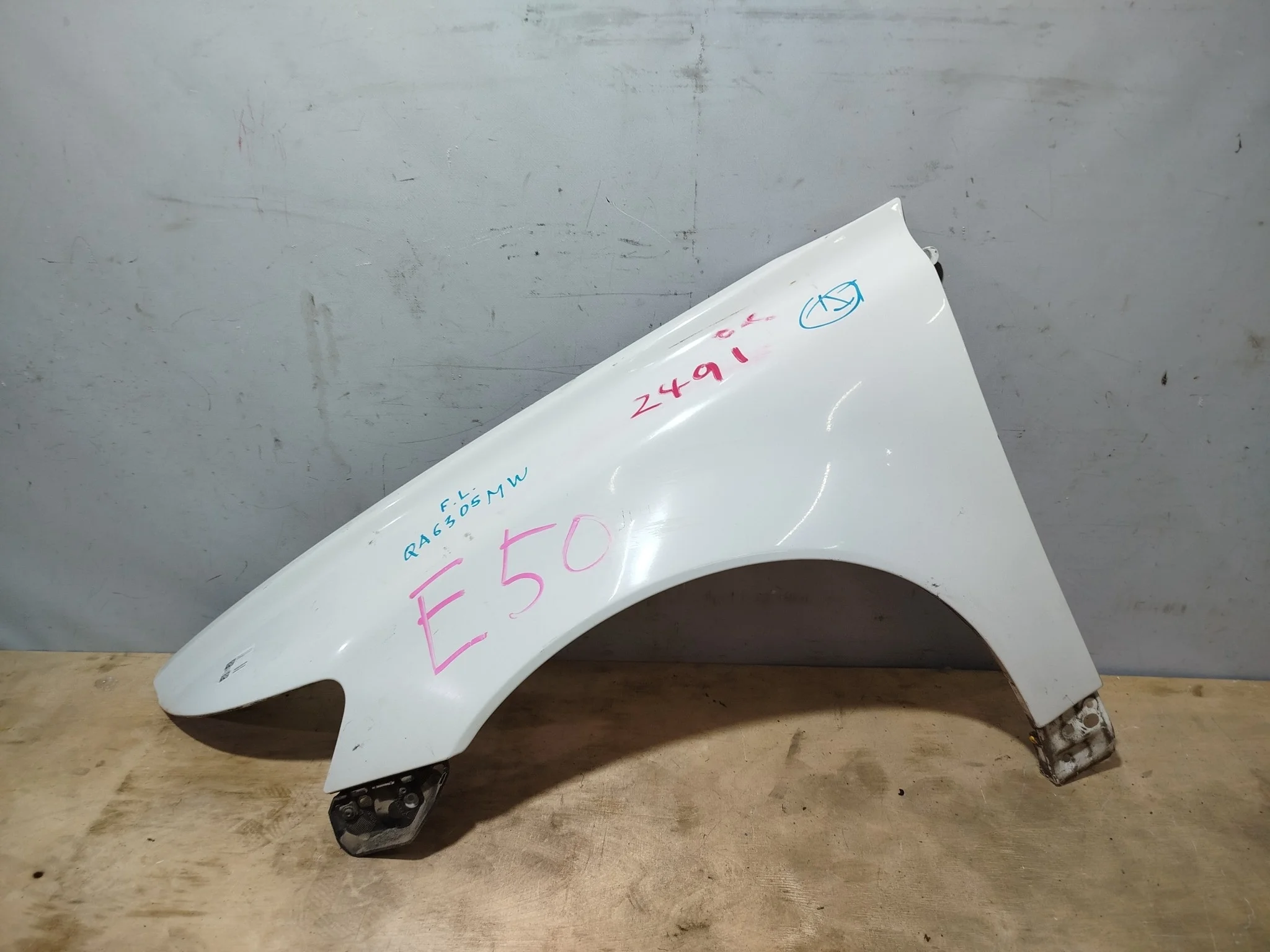 КРЫЛО VOLVO 31297540 ПЕРЕД ЛЕВО белый QA6305