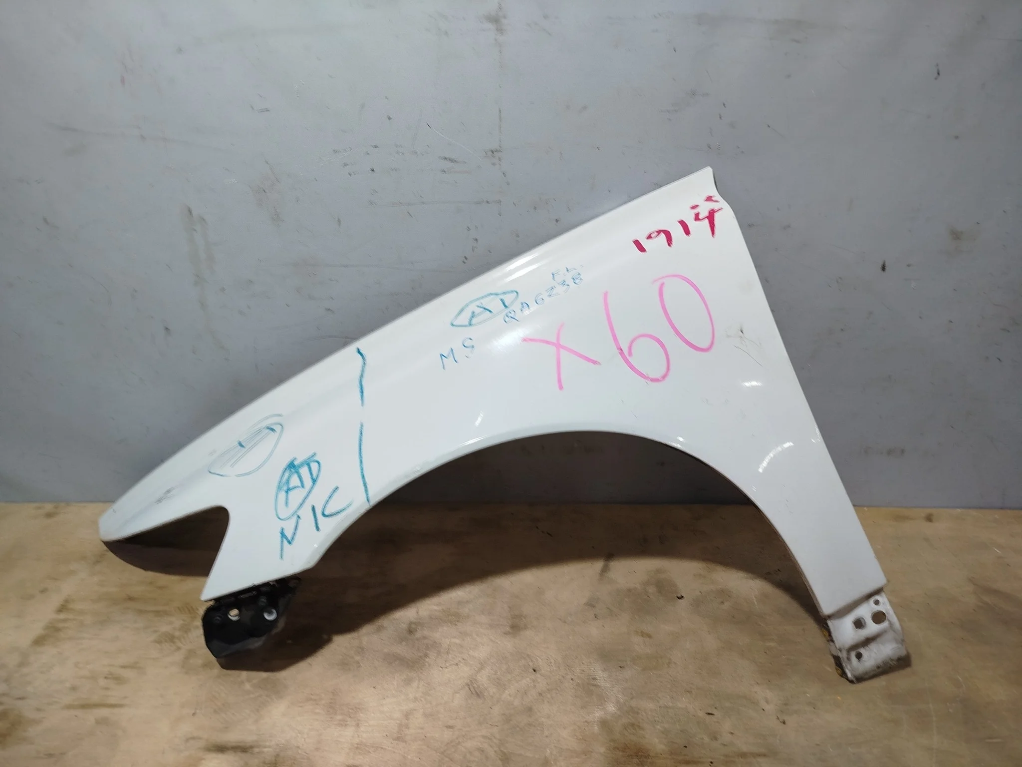 КРЫЛО VOLVO 31297540 ПЕРЕД ЛЕВО белый QA6238