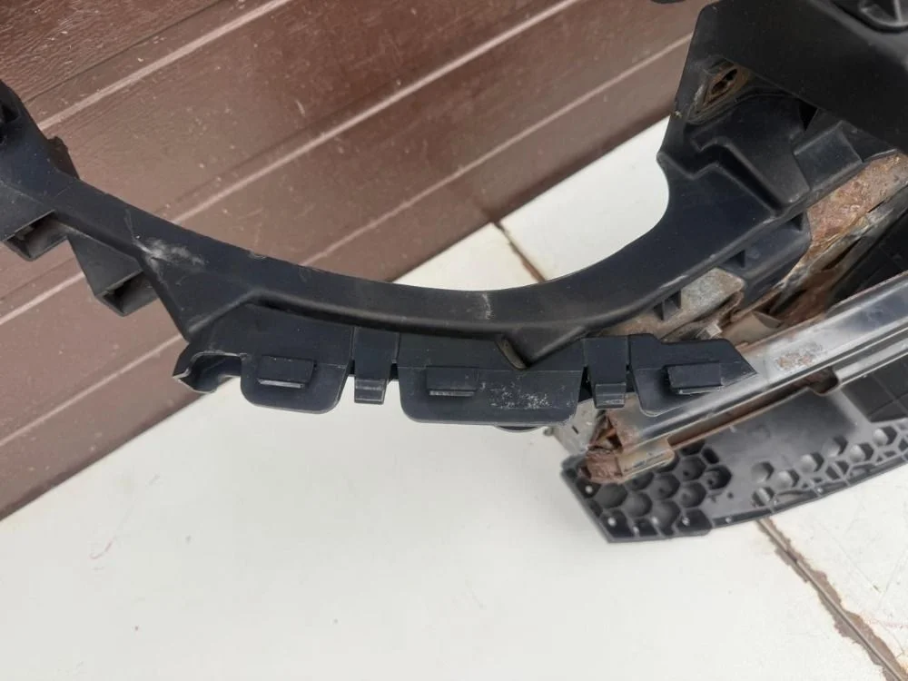 Кронштейн под фару Kia Ceed ED рестайлинг (2010—2012)