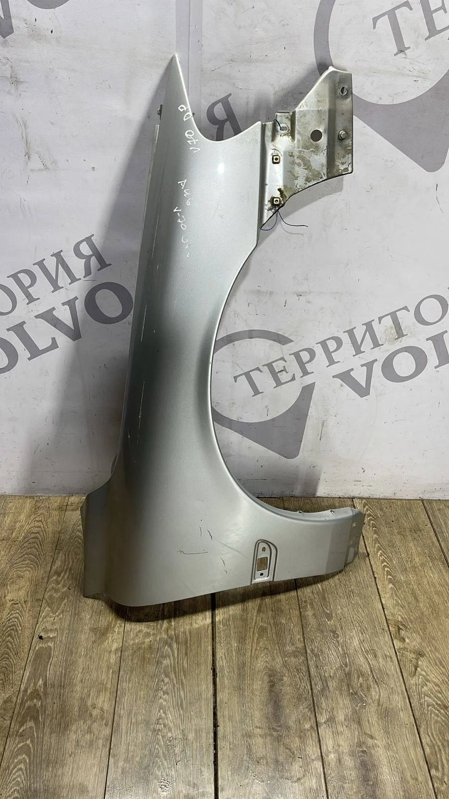 Крыло переднее правое