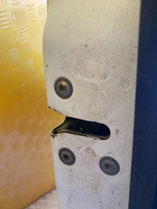 Замок двери передней правой Nissan Cabstar Nt400 (2014-Н.в.) 2016 805023Y50E 2.5 D YD25DDTI