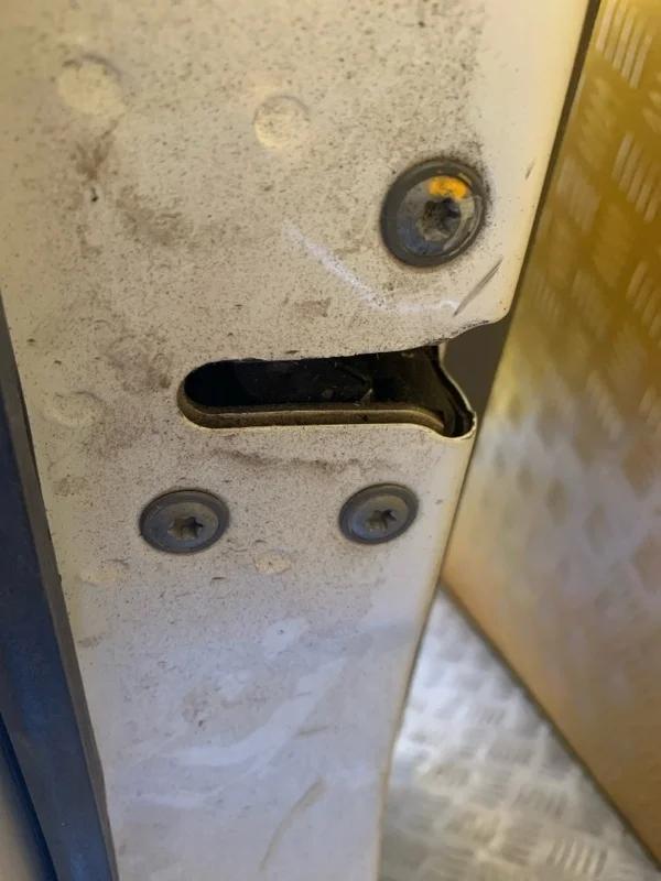 Замок двери передней левой Nissan Cabstar Nt400 (2014-Н.в.) 2016 805033Y50E 2.5 D YD25DDTI