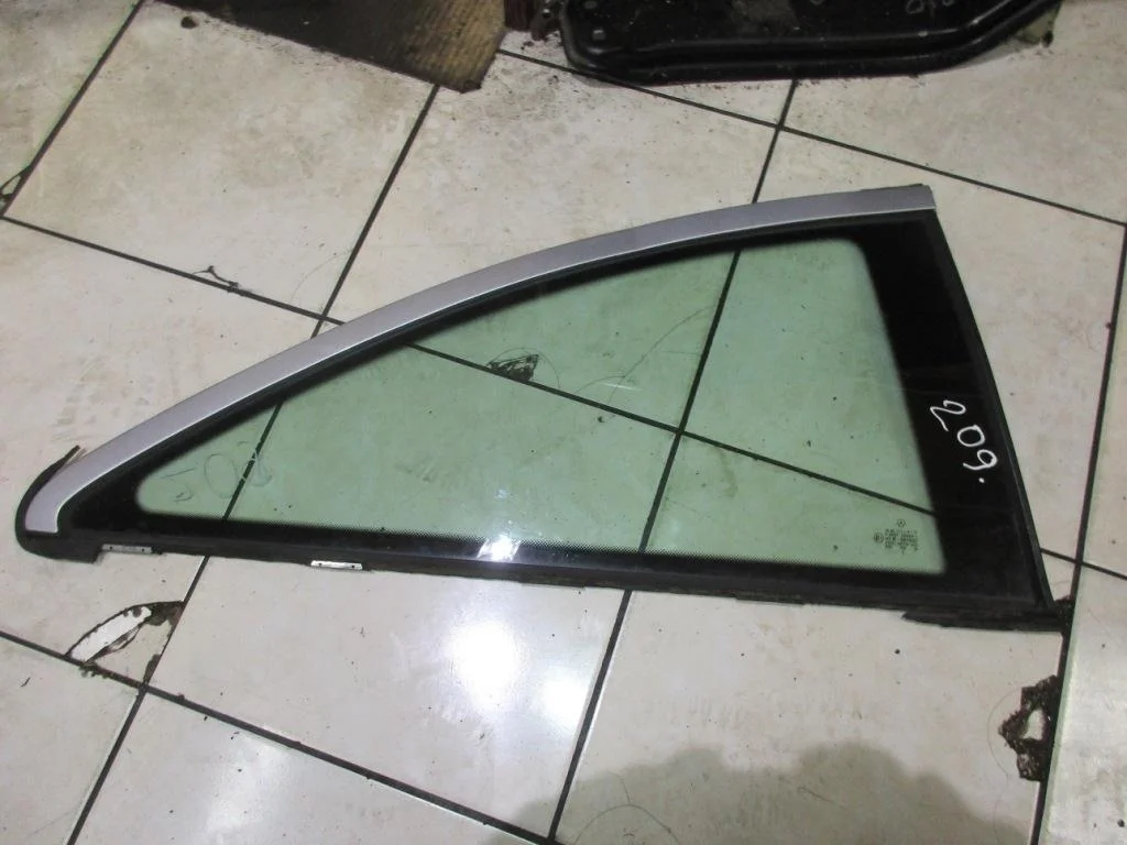 Стекло боковое Mercedes-Benz