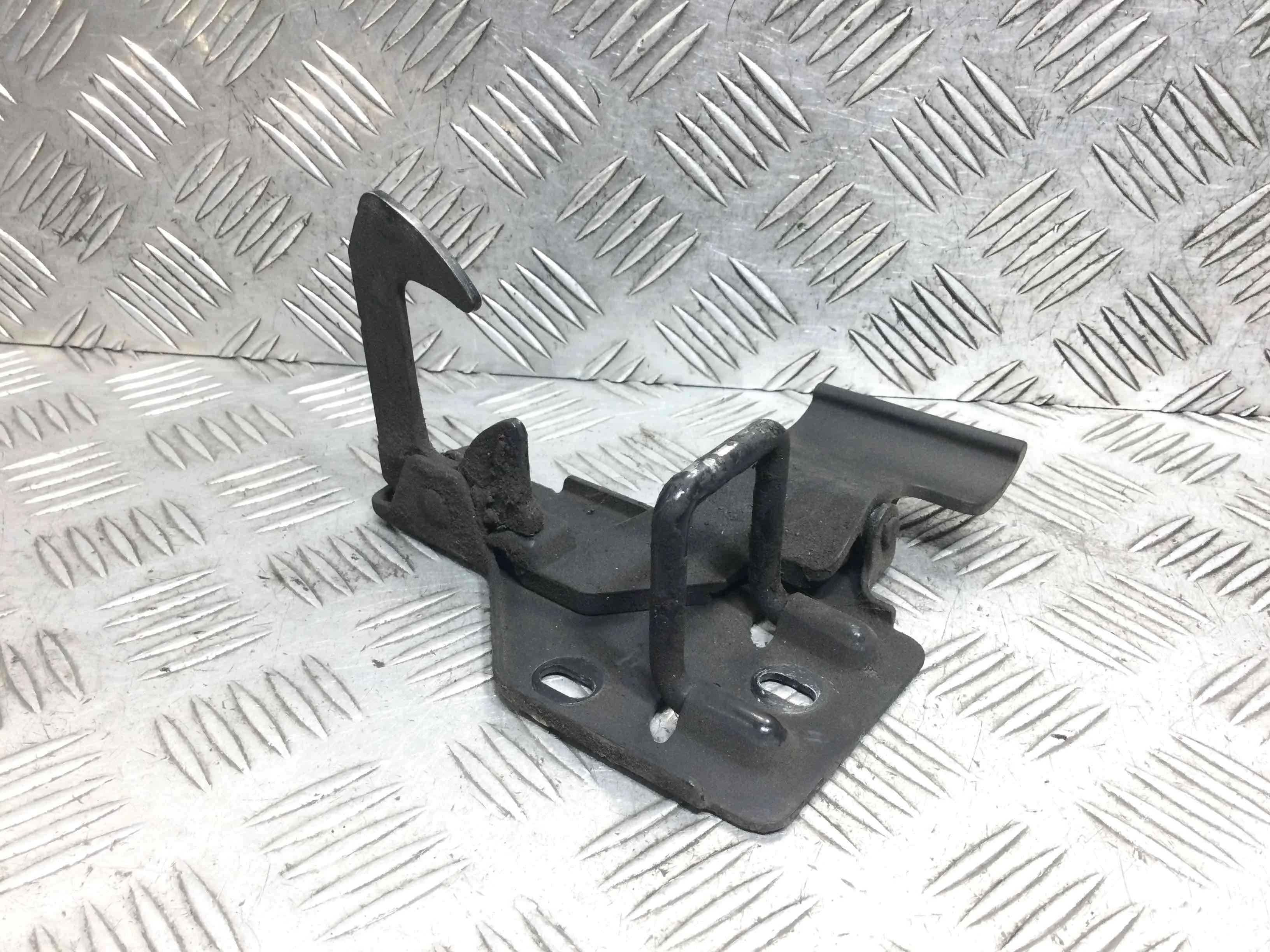 Крюк капота Volkswagen Touareg 1 поколение 2002-2007 дизель 2.5 TDI Автомат Внедорожник