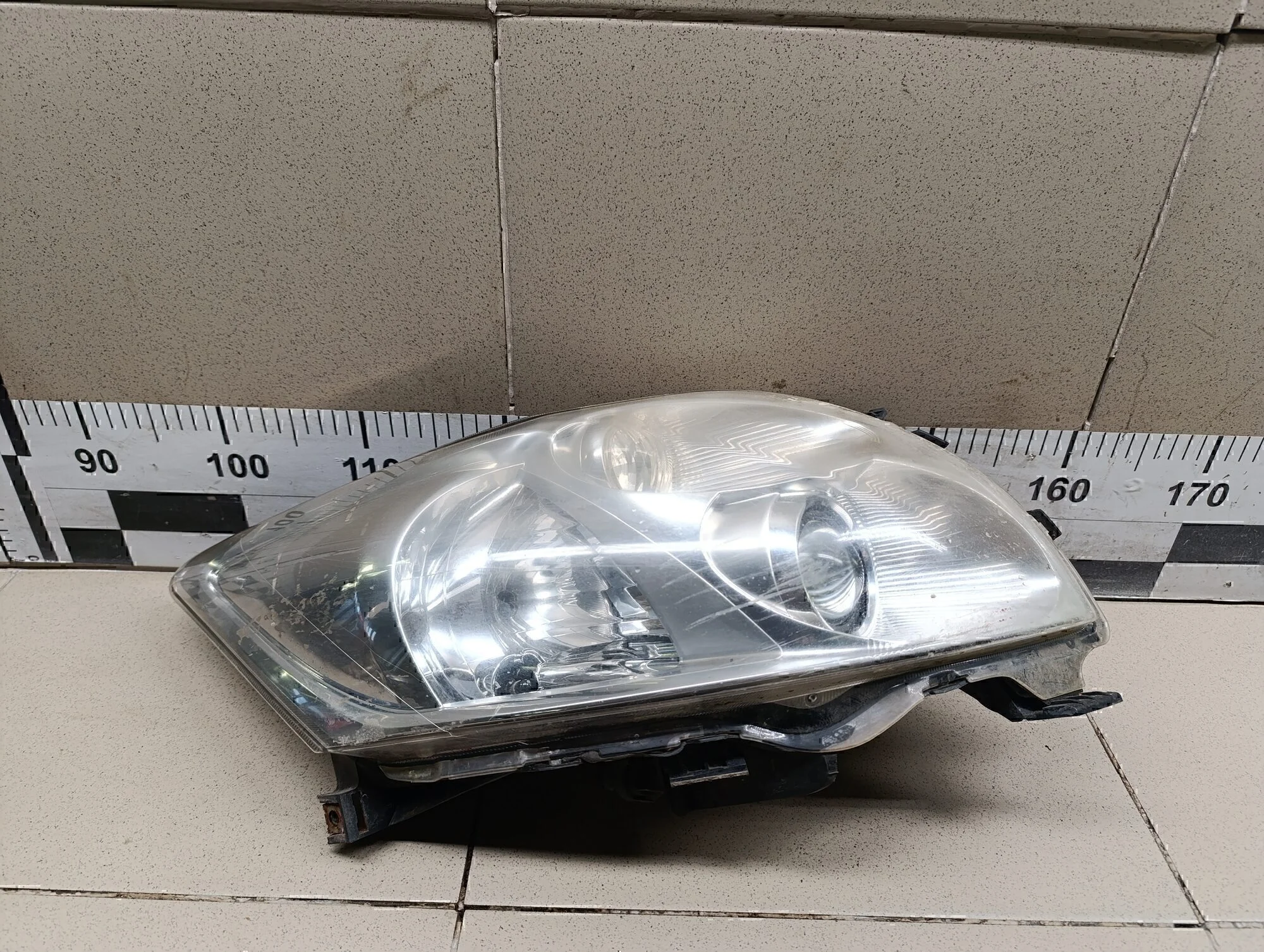 Фара правая Auris (E15) 2006-2012