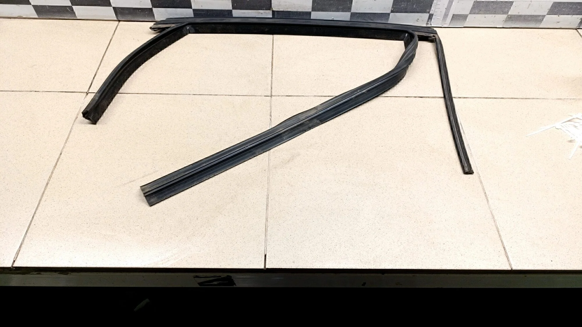 Уплотнитель стекла двери Focus III 2011>