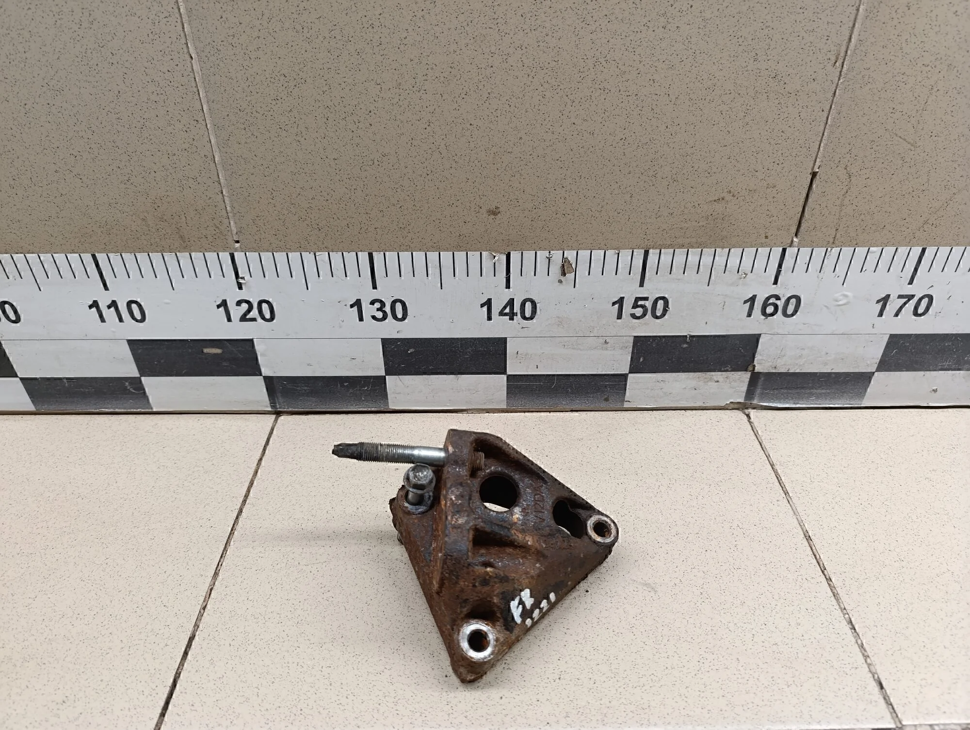 Кронштейн двигателя правый Corolla E15 2006-2013