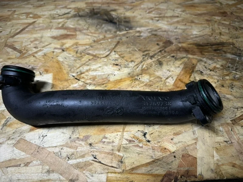 Патрубок интеркулера Volvo XC70 2012