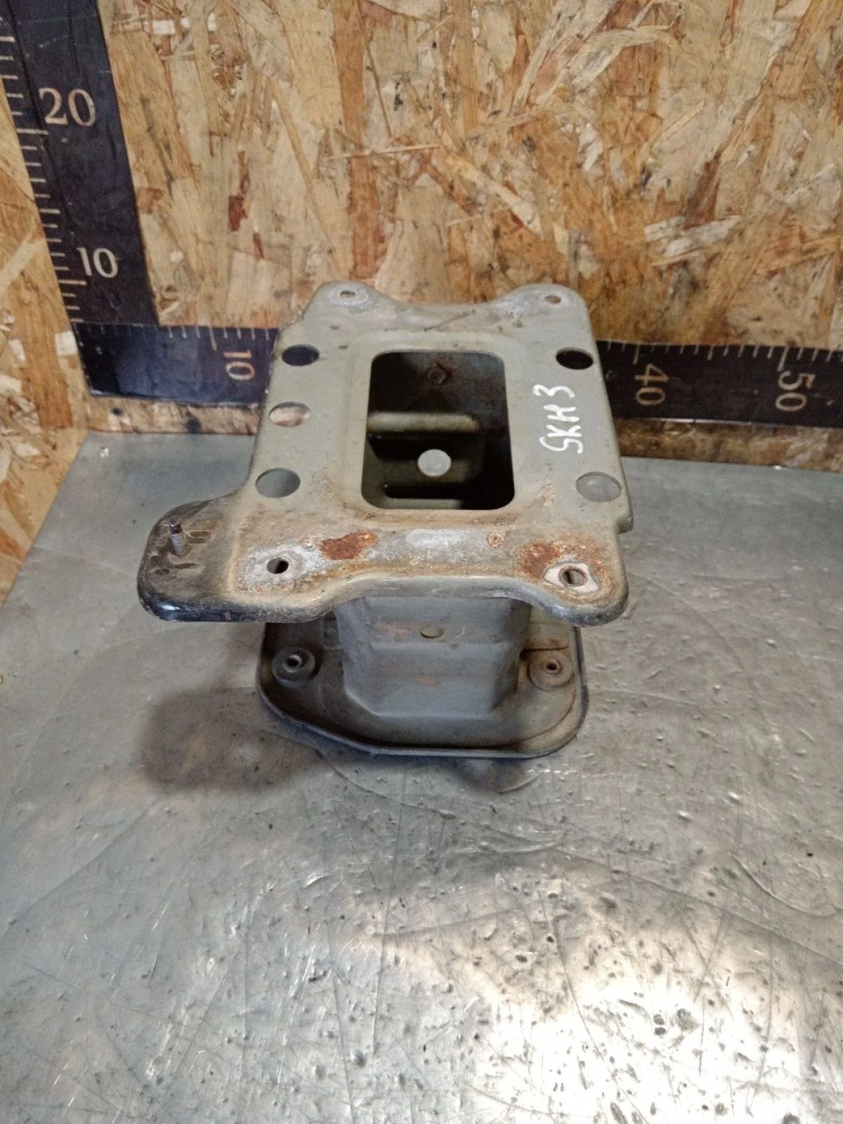 Кронштейн усилителя переднего бампера левый Opel Antara I рестайлинг (2010—2017) 2012 черный