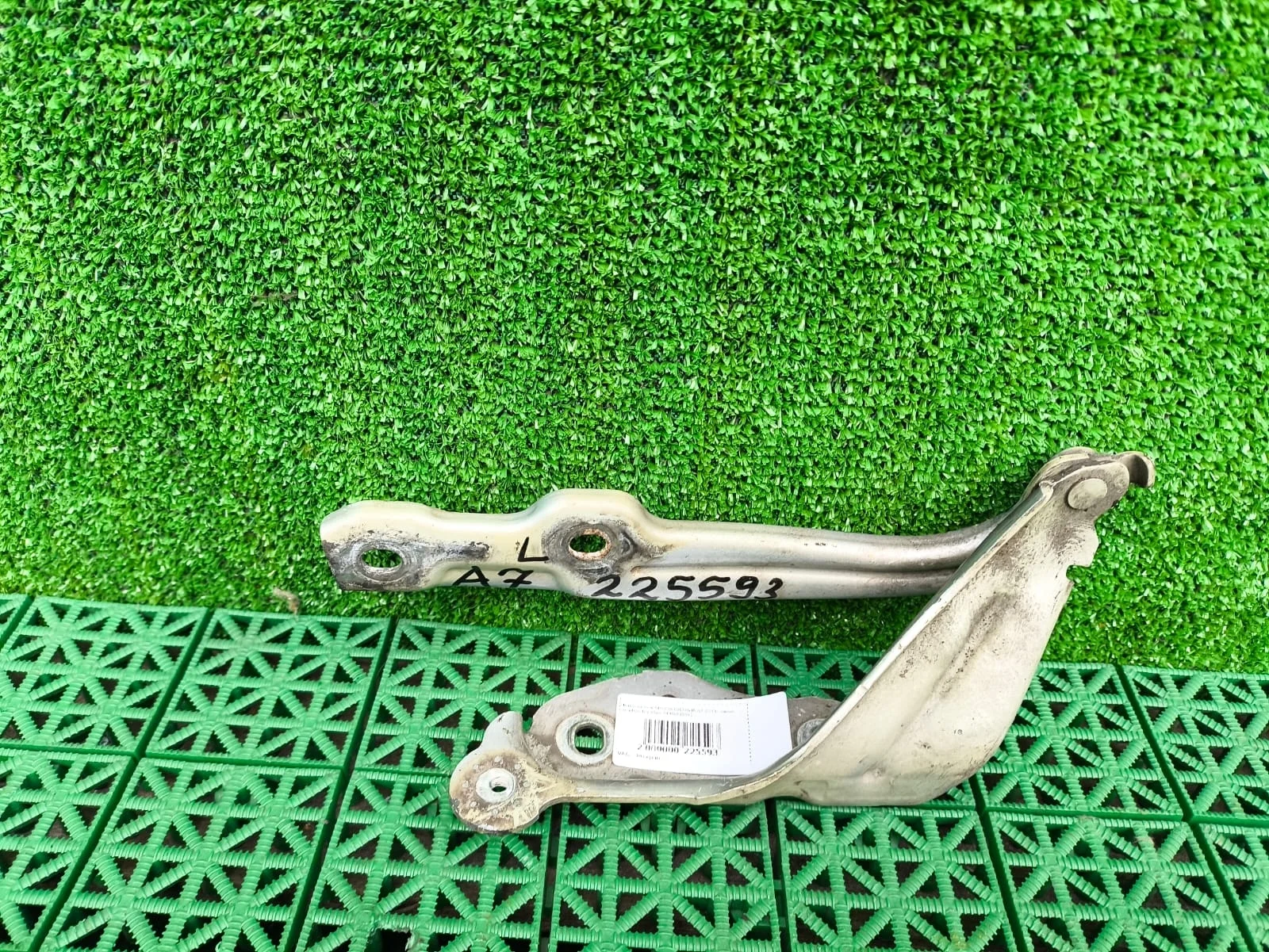 Петля капота SKODA OKTAVIA A7 2013- левая серебро б/у OCTAVIA A7(2013-