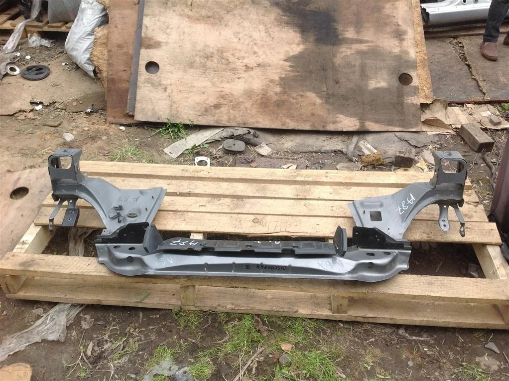 Усилитель переднего бампера Land Rover Discovery