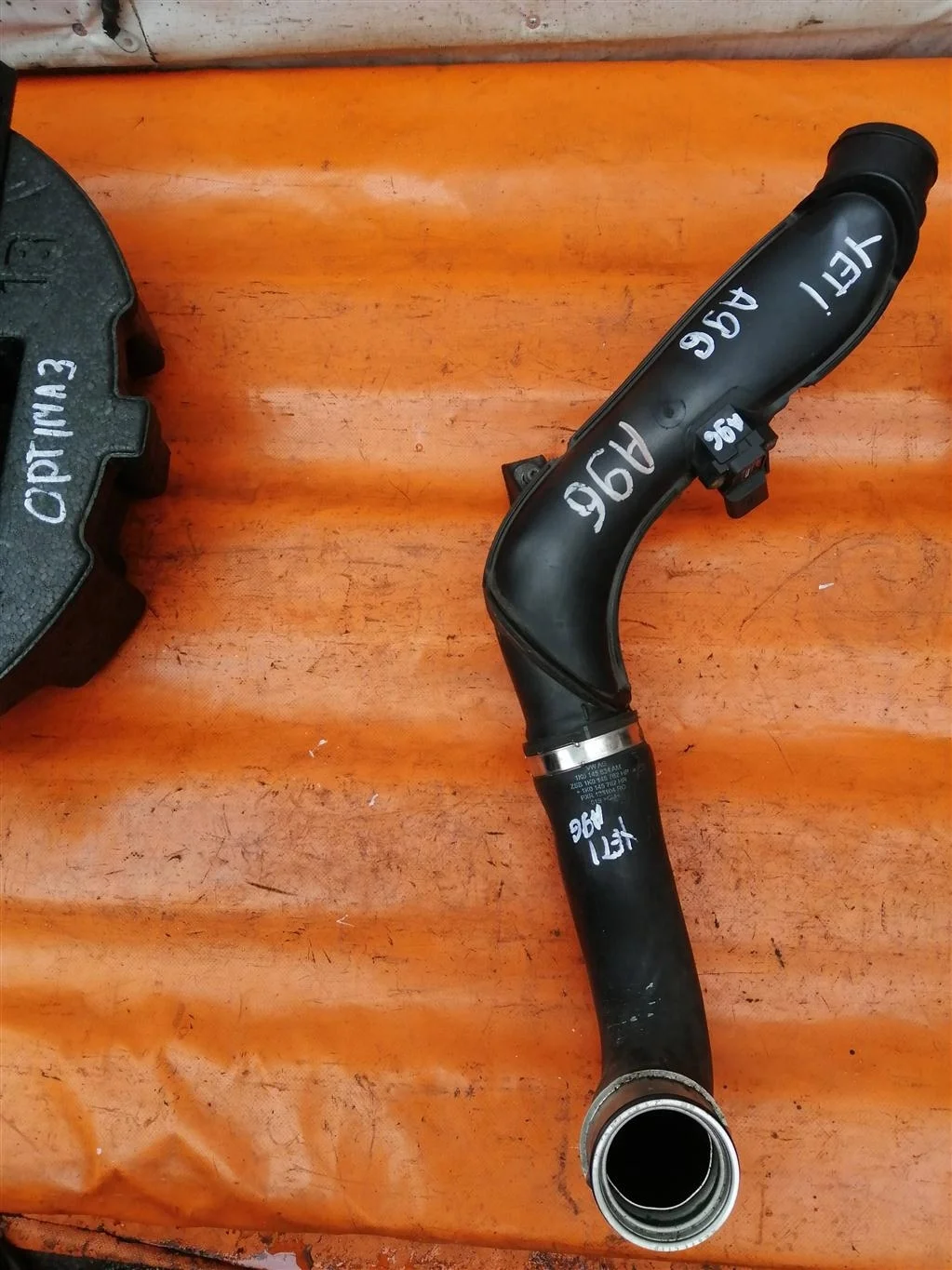 Патрубок воздушный фильтр-турбина Skoda Yeti 1.8