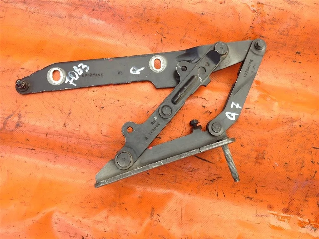 Петля капота правая Audi Q7 (2006-2016)