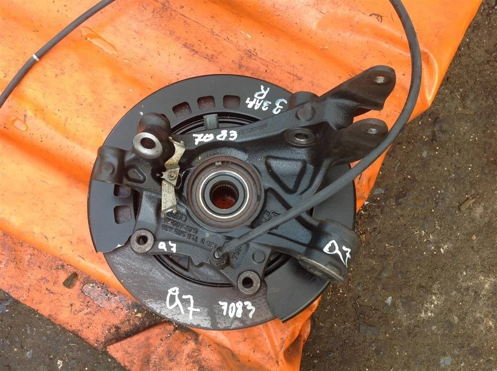 Кулак  задний правый Audi Q7 (2006-2016)