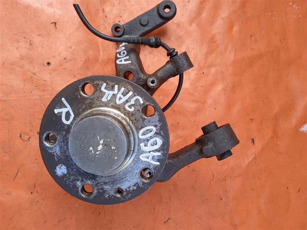 Кулак  задний правый VW Golf V (2003-2009)