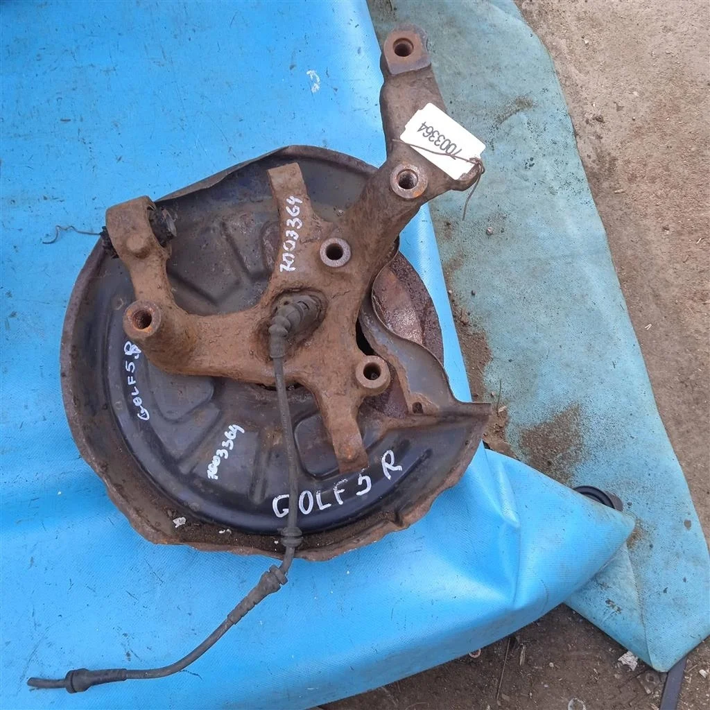 Кулак  задний правый VW Golf V (2003-2009)