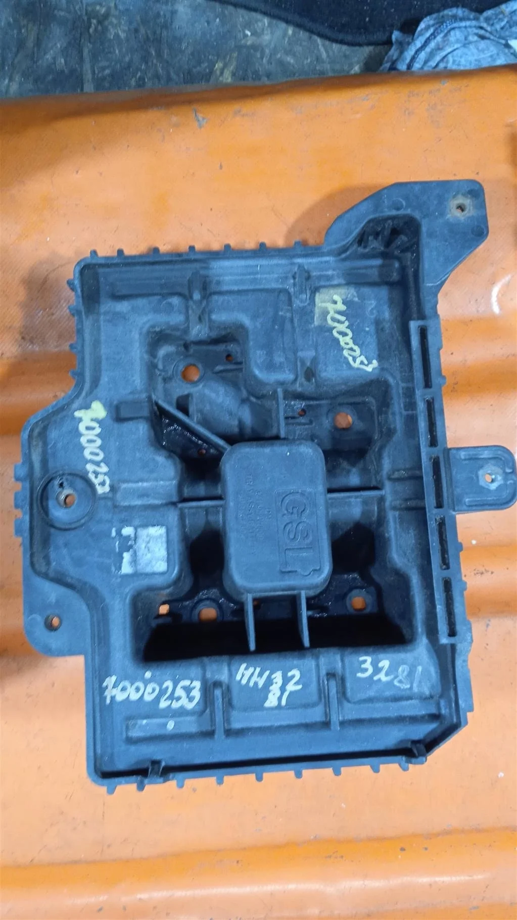 Площадка под аккумулятор Kia Sorento XM FL(2009-2