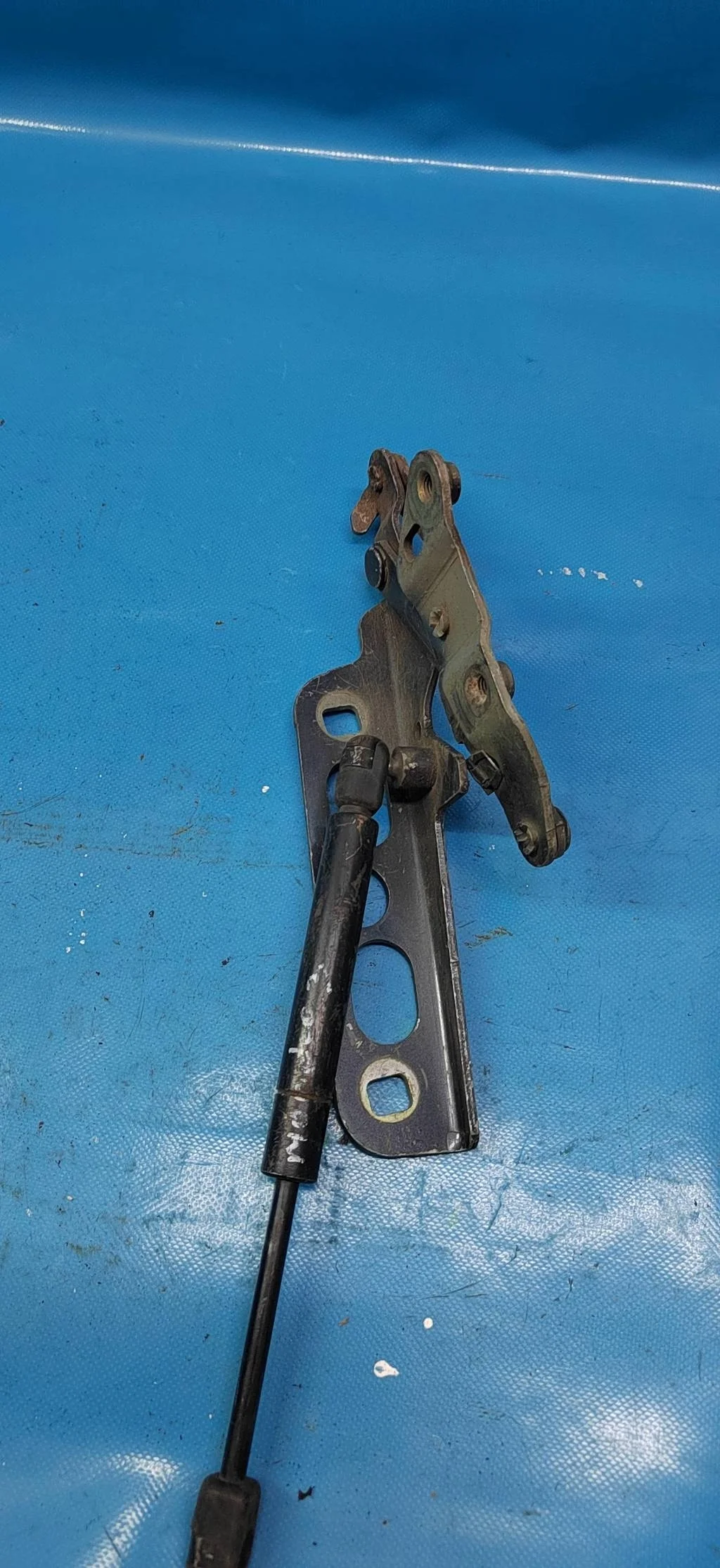 Петля капота левая Ford Mondeo III (2000-2007)