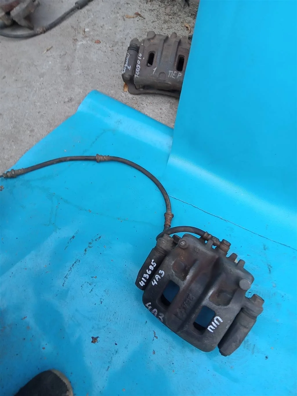 Суппорт тормозной передний левый Mitsubishi Pajer