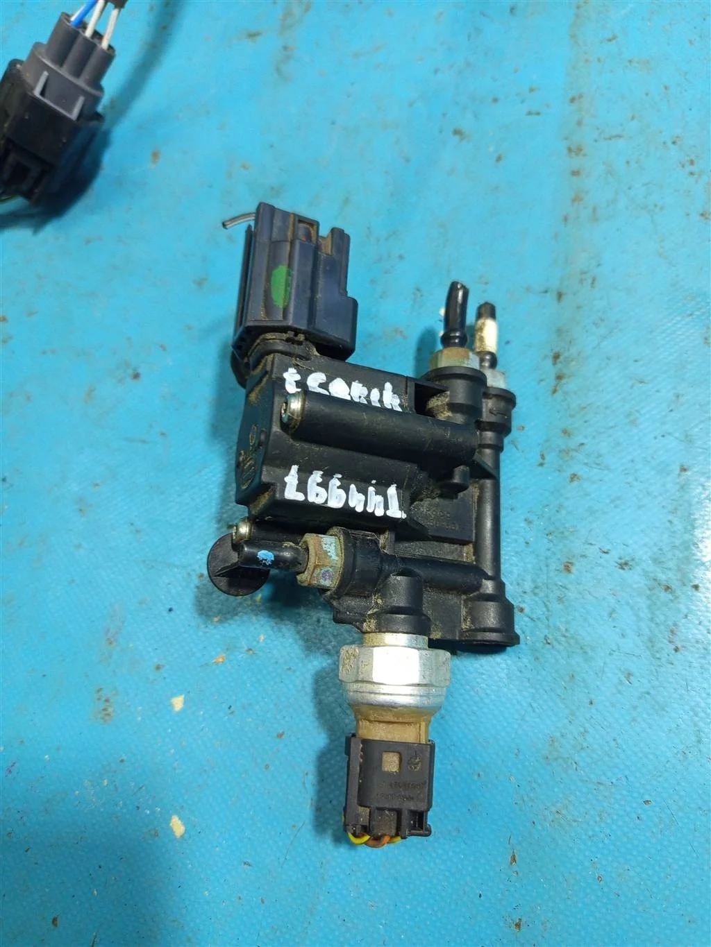 Клапан пневмоподвески Land Rover RANGE ROVER SPOR