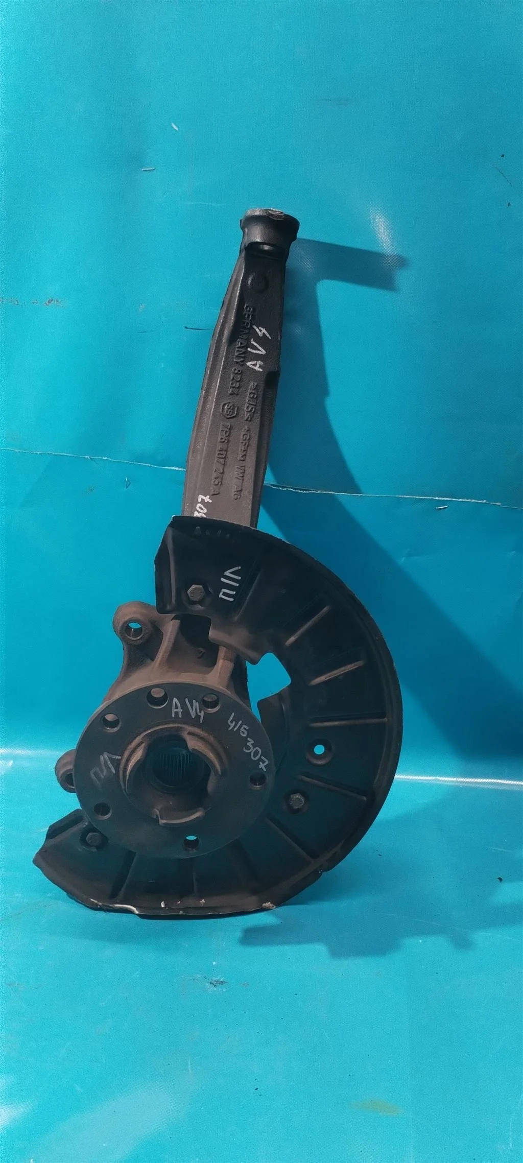 Кулак поворотный передний левый VW Touareg NF (20