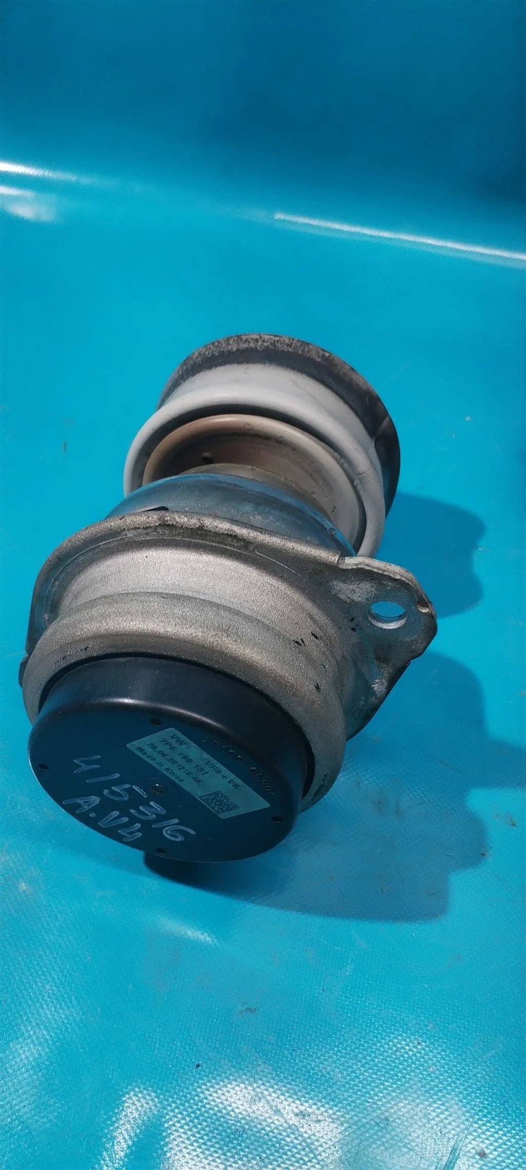 Опора двигателя левая передняя VW Touareg NF (201