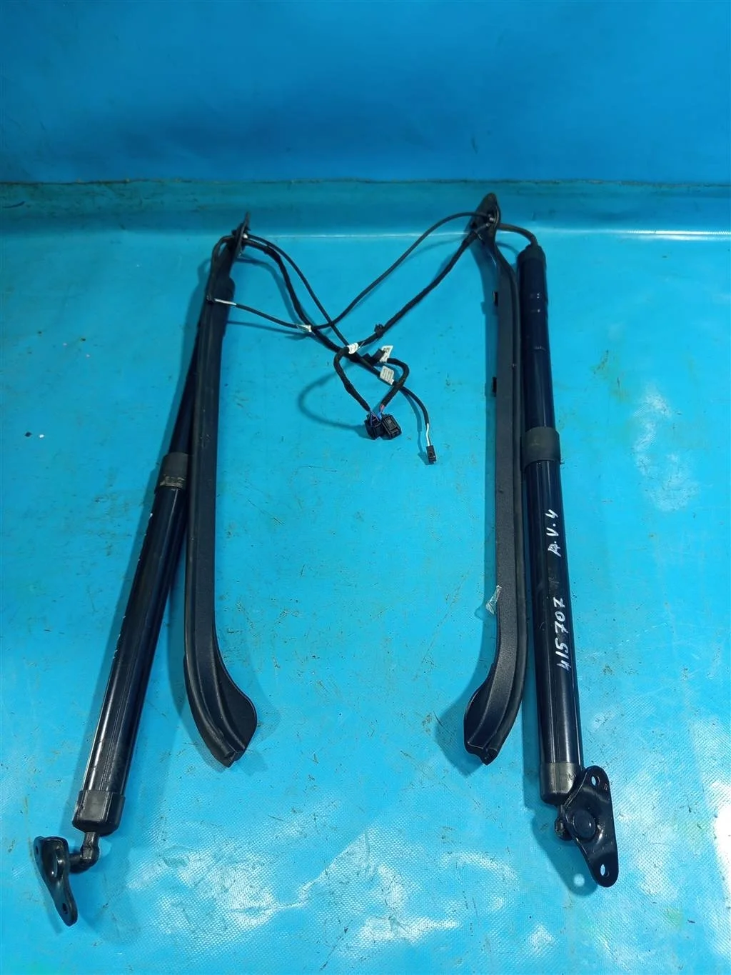 Привод замка крышки багажника нижней VW Touareg N