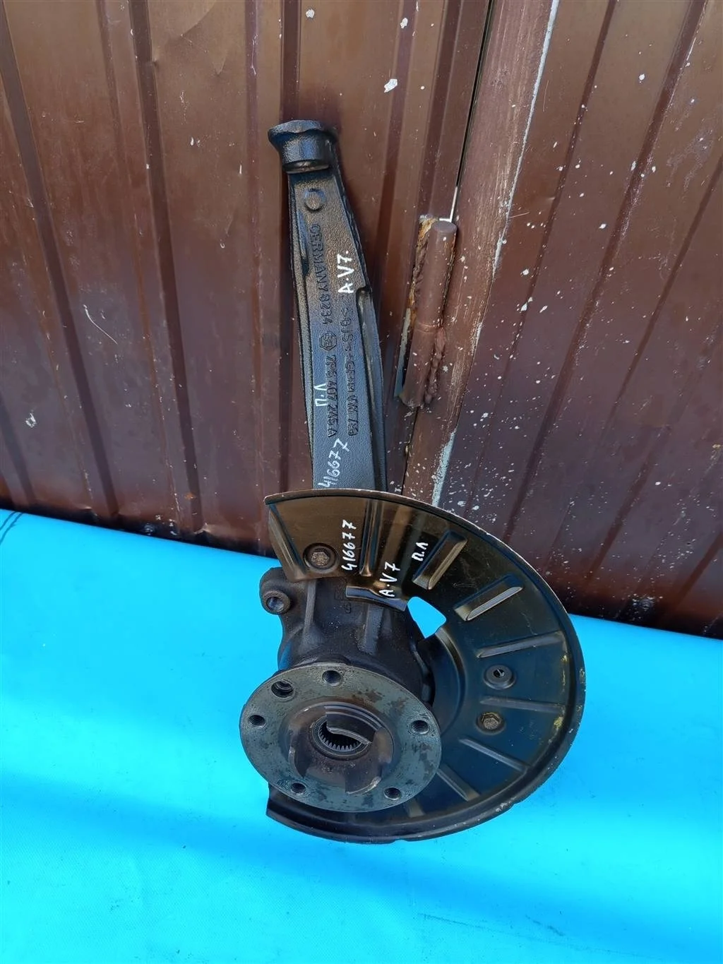 Кулак поворотный передний левый VW Touareg NF (20