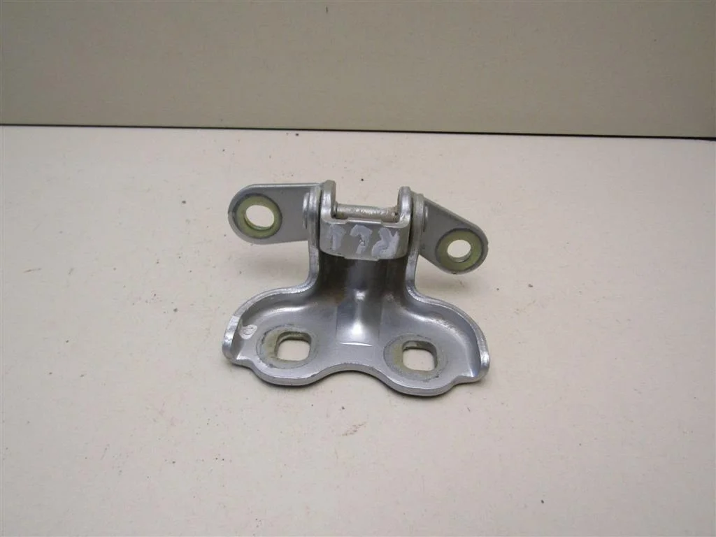 Петля двери Chevrolet Cobalt 2011-2015  [13505399]  1.5 16V B15D2 в Вологде