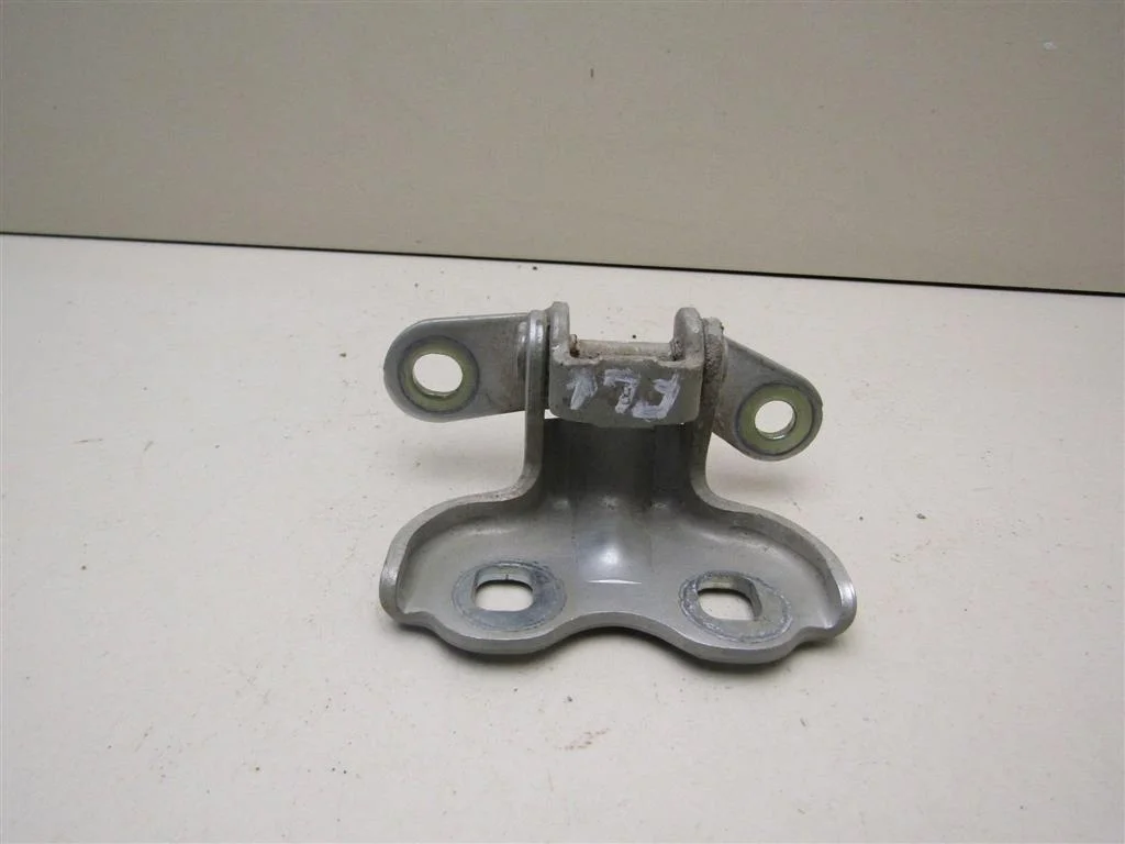 Петля двери Chevrolet Cobalt 2011-2015  [13505399]  1.5 16V B15D2 в Вологде