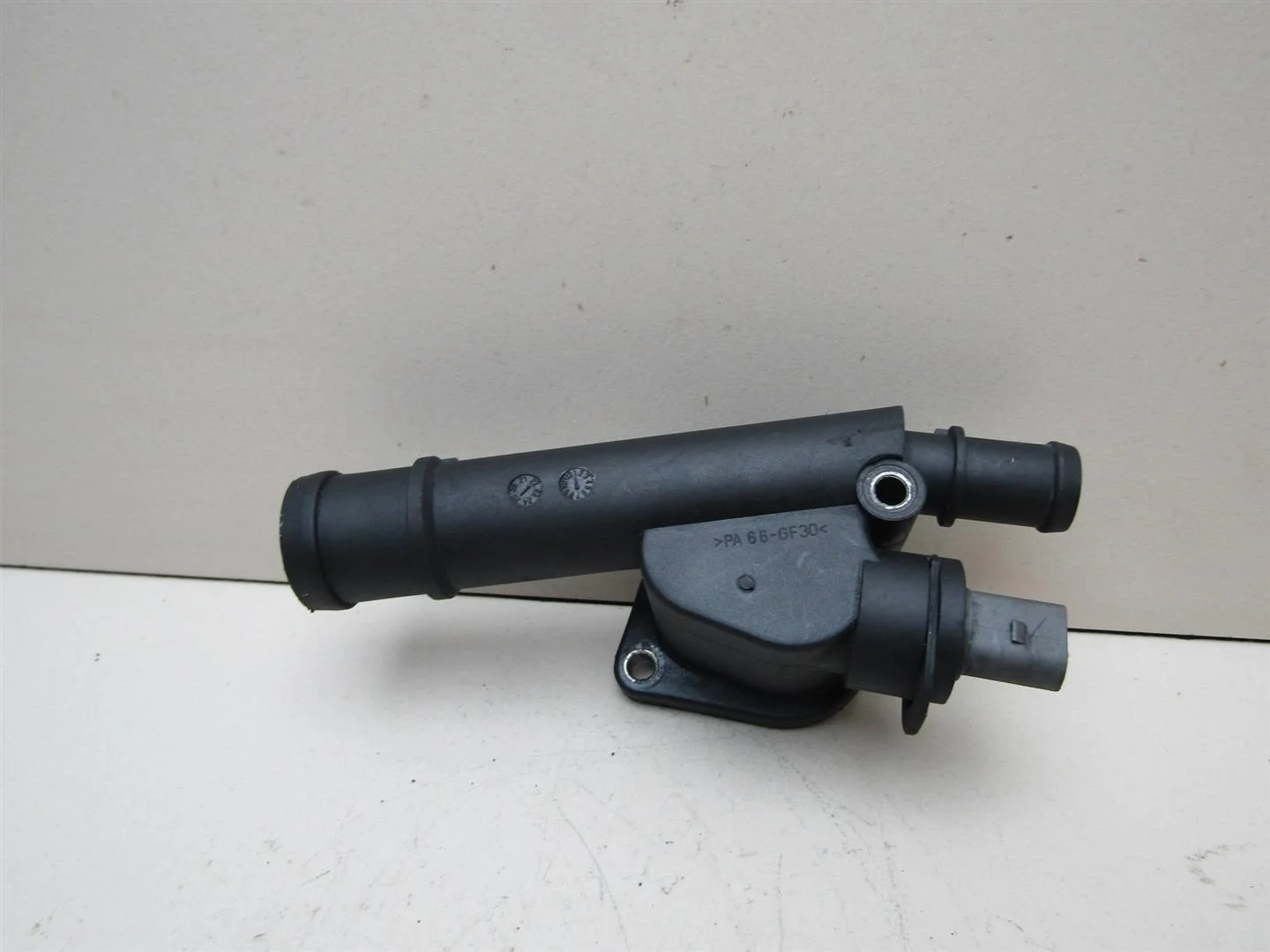 Фланец двигателя системы охлаждения VW Transporter T5 2003-2015  [038121132G]  1.9TDI BRS в Вологде