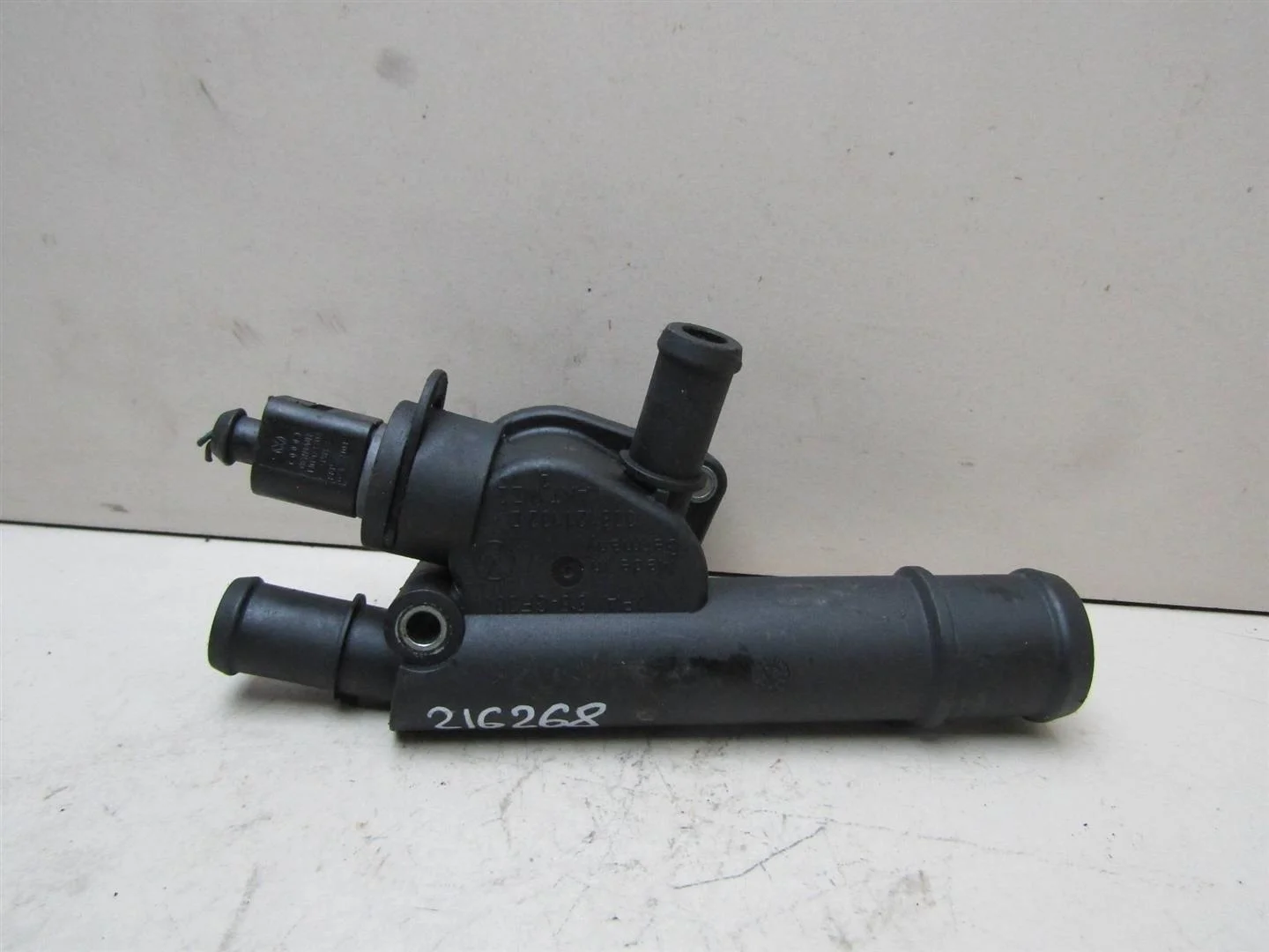 Фланец двигателя системы охлаждения VW Polo 2001-2009  [038121132D]  в Вологде