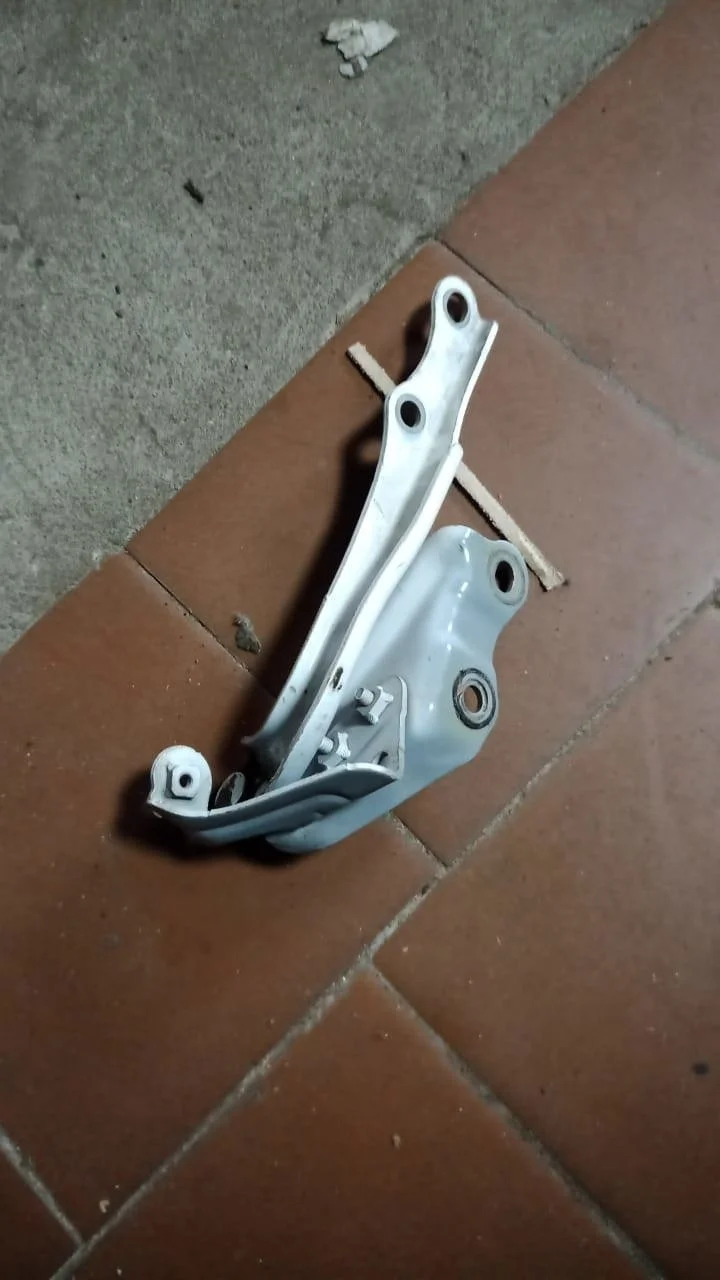 Петля капота левая Audi Q7 4L рестайлинг (2009—2015)