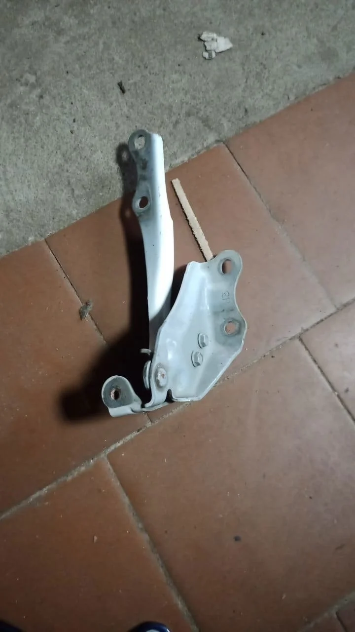 Петля капота правая Audi Q7 4L рестайлинг (2009—2015)