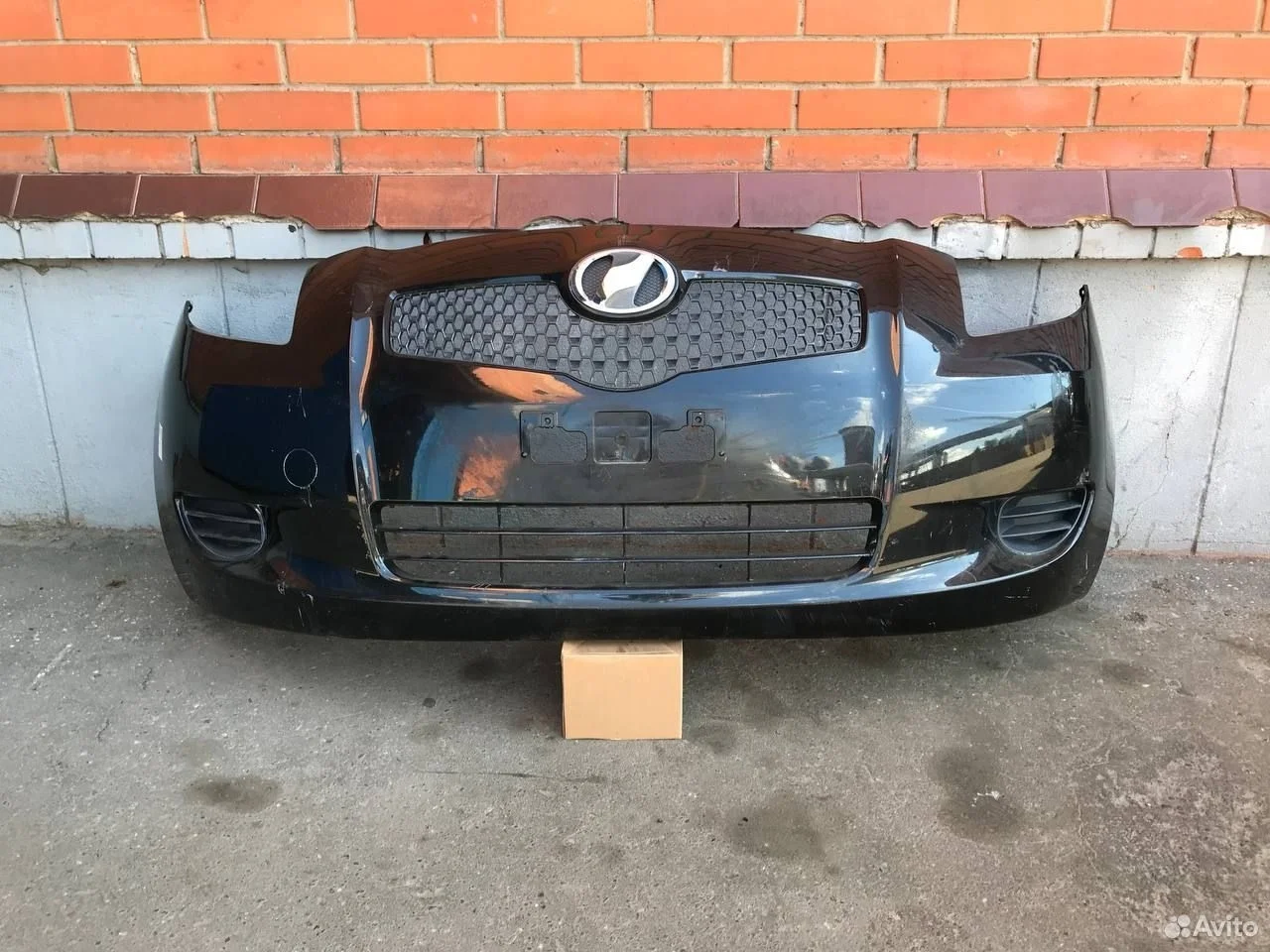 Передний бампер toyota yaris scp90 решетка