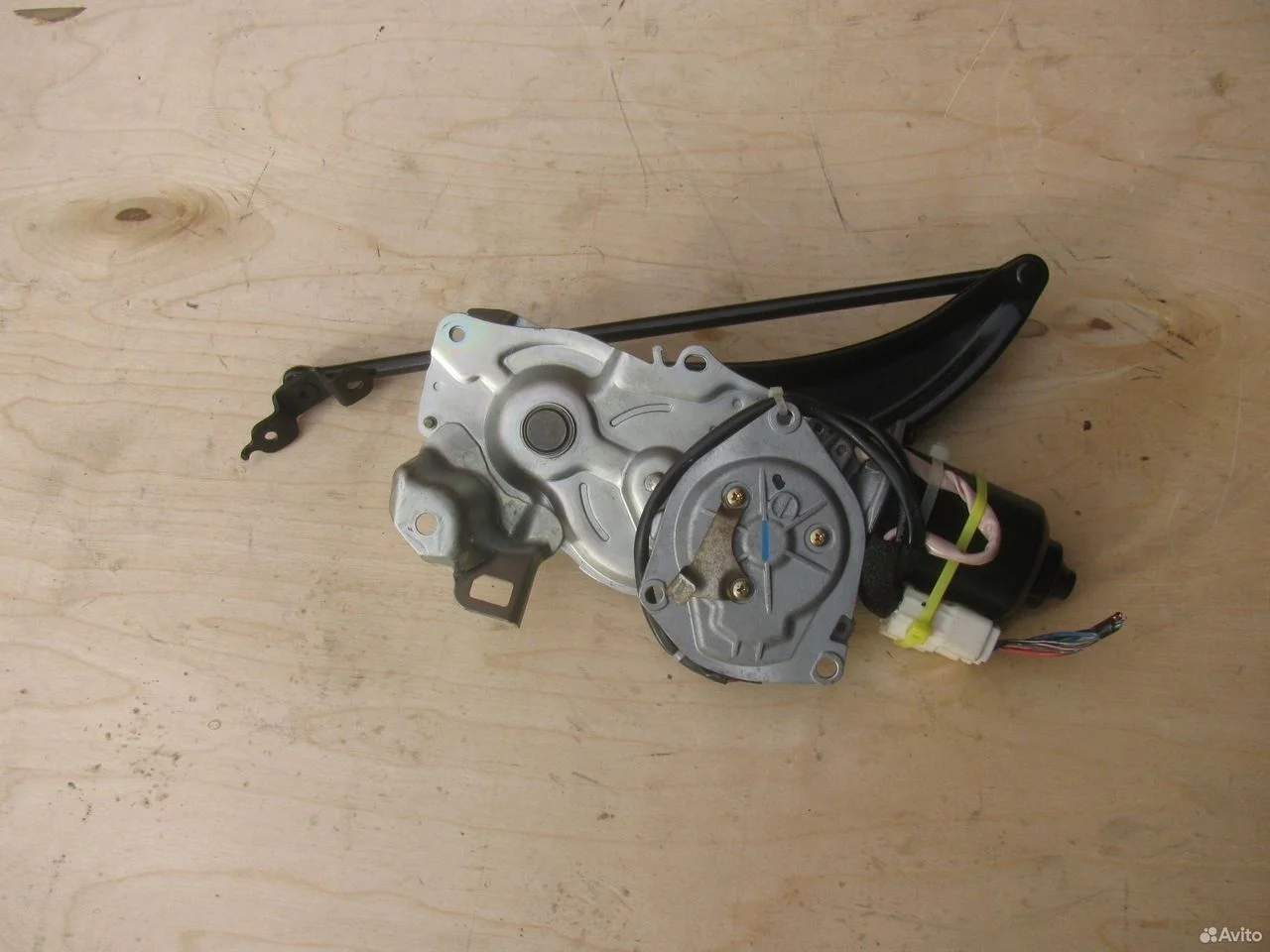 Моторчик задней двери багажника mitsubishi grandis