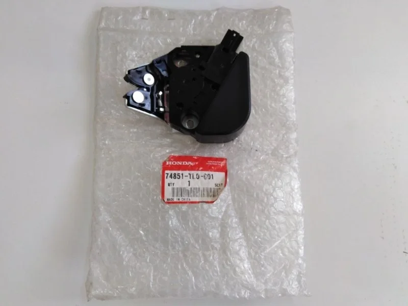 Замок крышки багажника задний Honda Accord 8