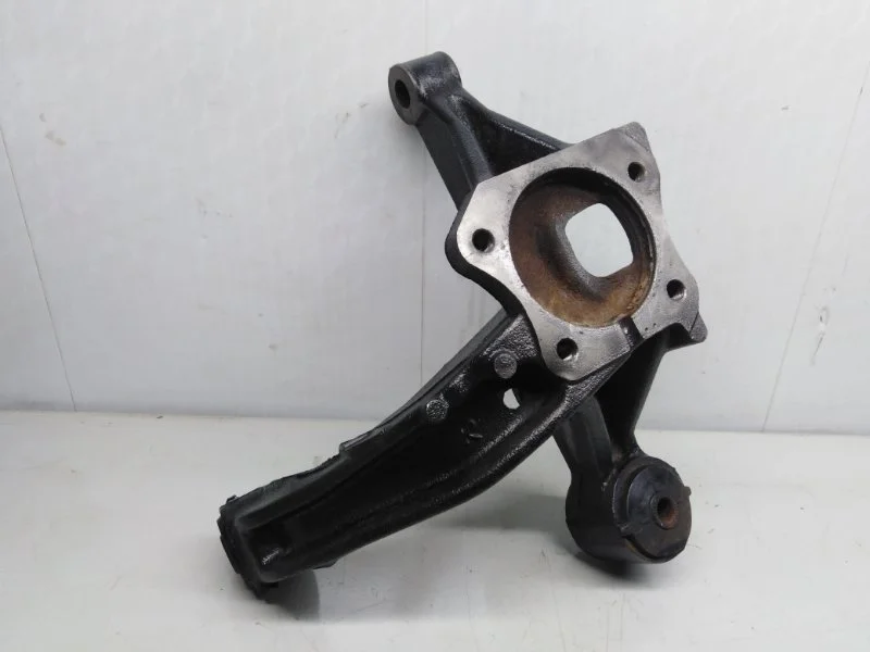 Кулак задней подвески задний правый Toyota Camry