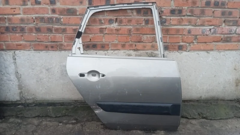Дверь задняя правая Renault Scenic JM