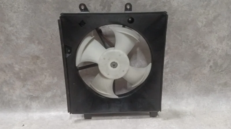 Диффузор радиатора охлаждения двигателя правый