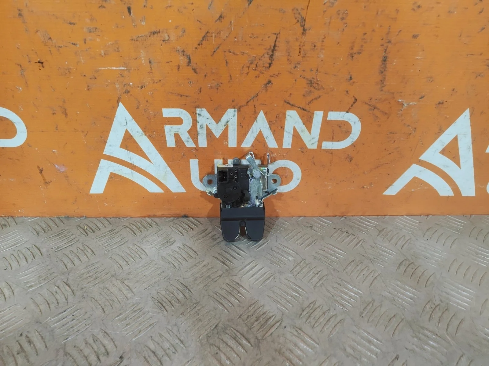 Замок крышки багажника Hyundai Solaris 2010-2017