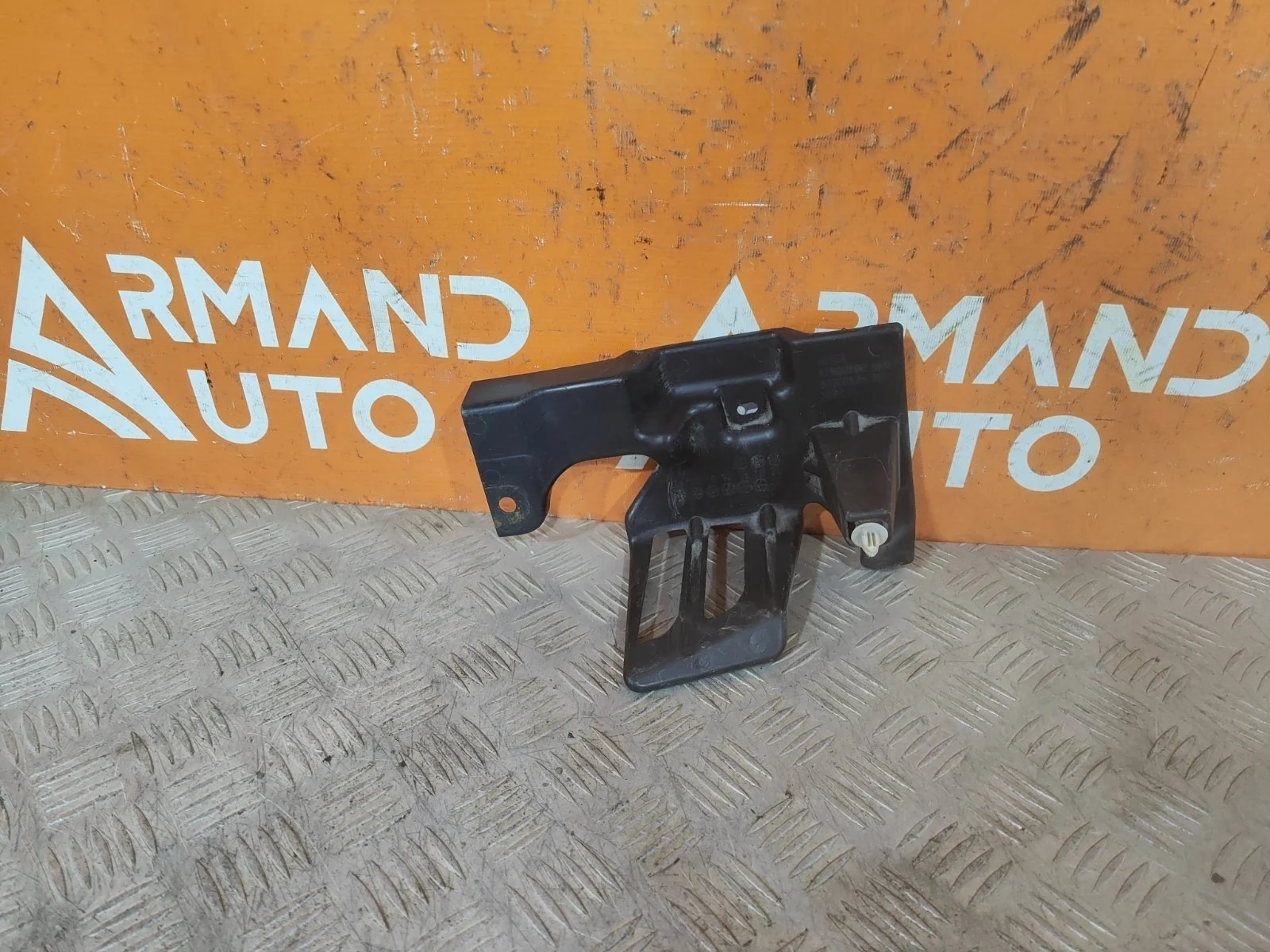 Кронштейн решетки радиатора верхний Mitsubishi Outlander 2012-нв 3