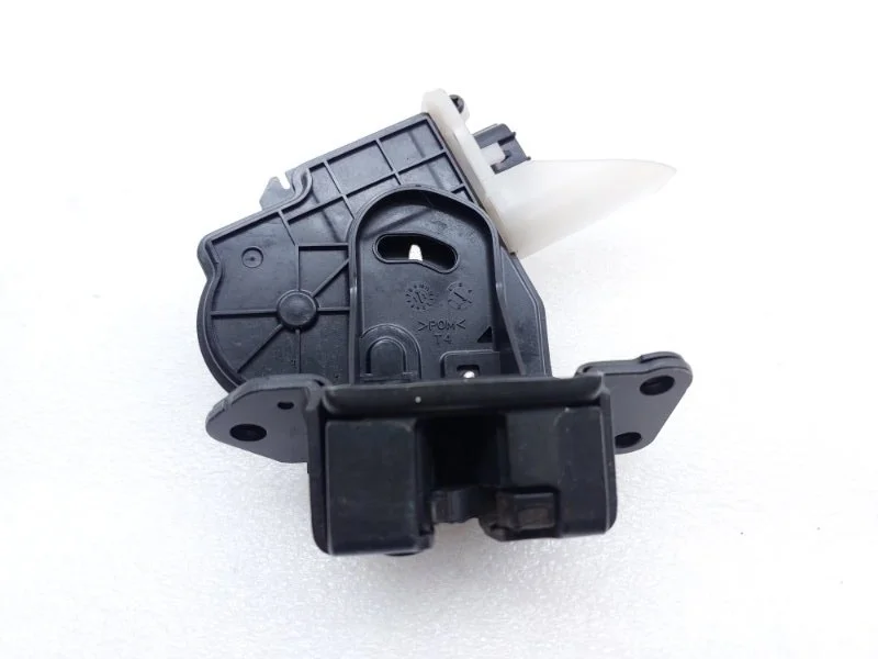 Замок двери багажника Toyota Land Cruiser 2011 J200