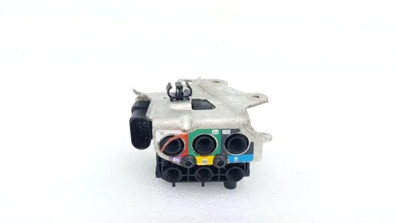 Блок клапанов пневмоподвески Volkswagen Touareg 2014 NF