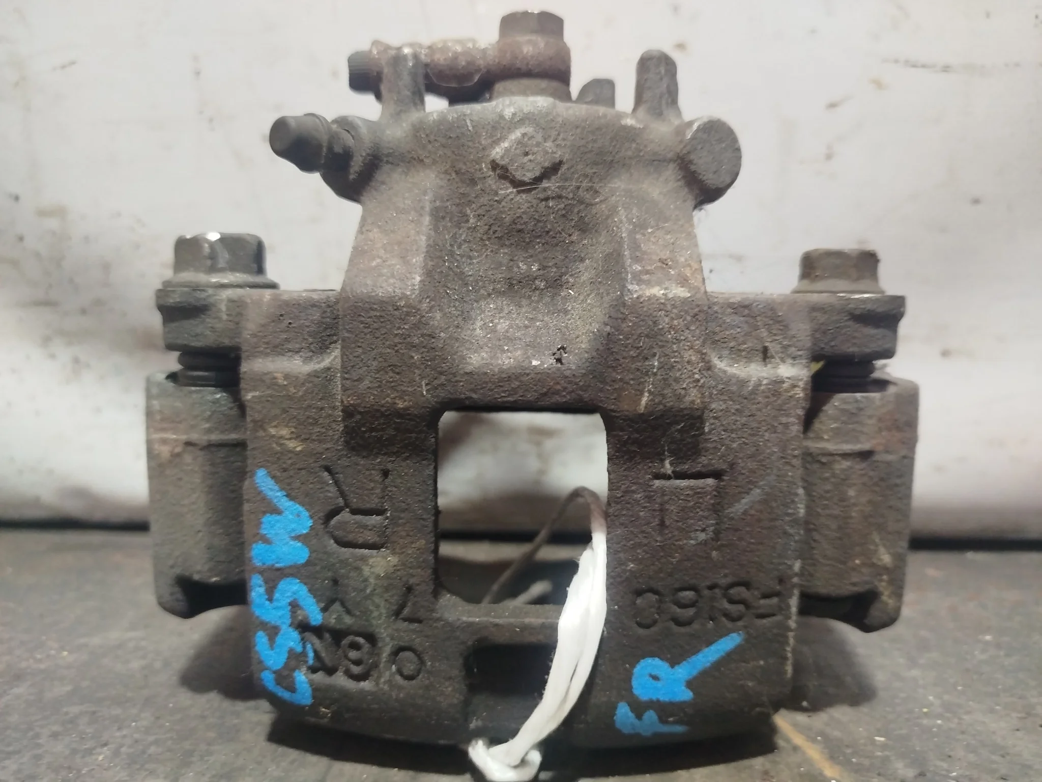 СУППОРТ В СБОРЕ MITSUBISHI ПЕРЕД ПРАВО MR569126