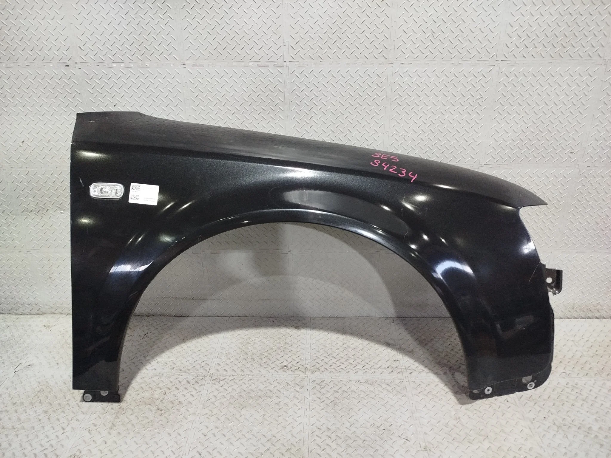 КРЫЛО AUDI 8E0821106B ПЕРЕД ПРАВО черный, LZ9W S4234